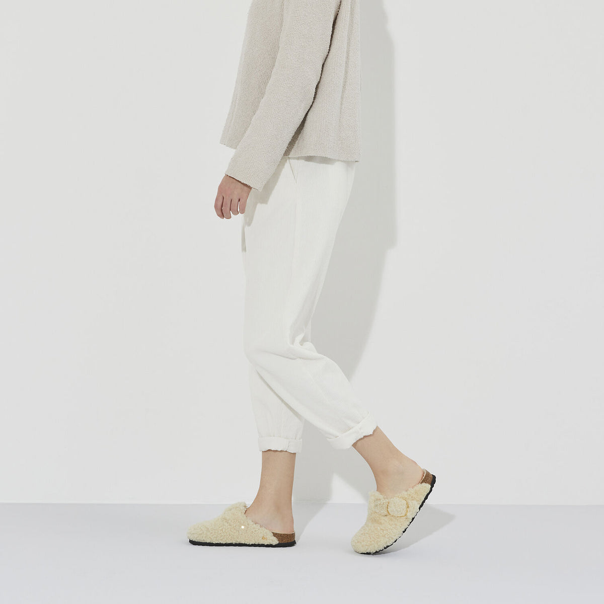 Birkenstock Boston Big Buckle Teddy Eggshell בירקנשטוק בוסטון אבזם פרווה נשים שמנת