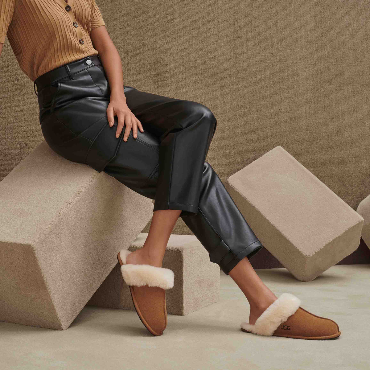 UGG Scuffette II Chestnut נעלי בית שופט חום לנשים