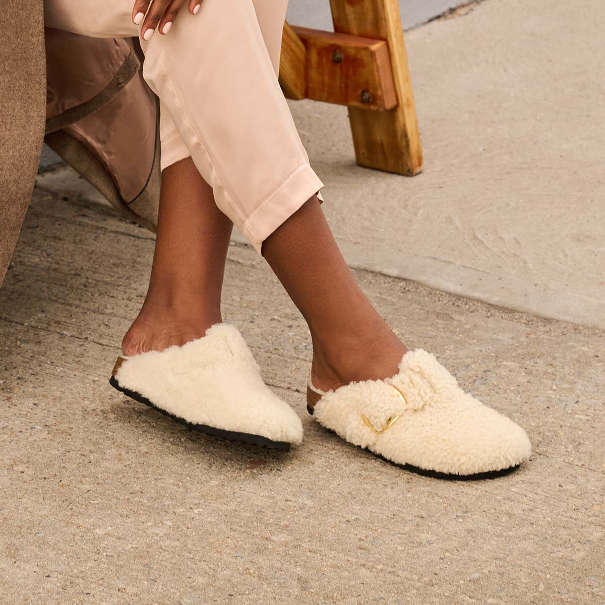 Birkenstock Boston Big Buckle Teddy Eggshell בירקנשטוק בוסטון אבזם פרווה נשים שמנת