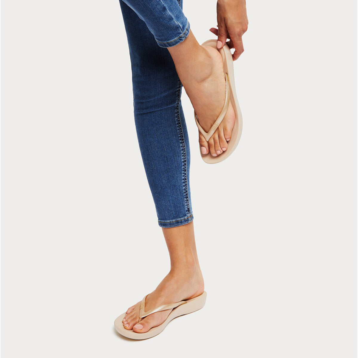 Fit Flop Iqushion Ergonomic Flip Flops Gold פיט פלופ כפכפי נשים