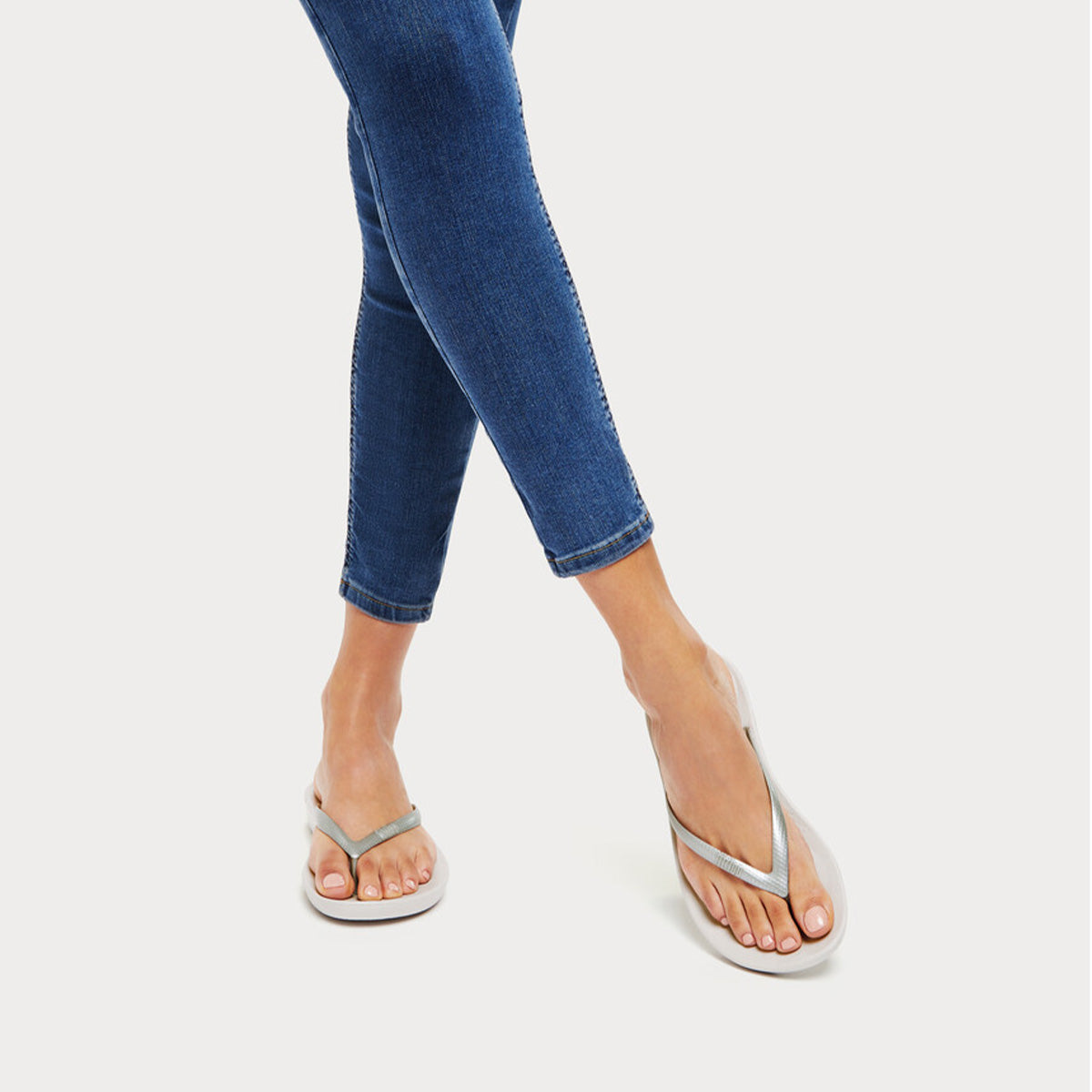 Fit Flop Iqushion Ergonomic Flip Flops Silver פיט פלופ כפכפי נשים